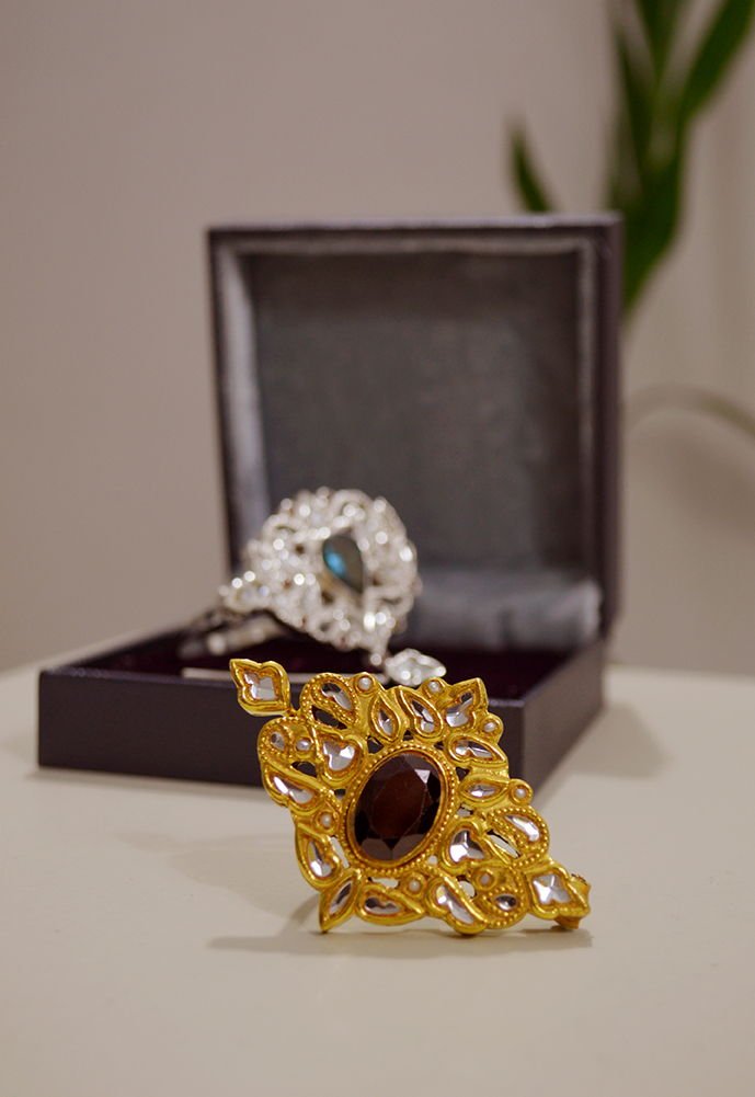 Kundan Hair-Clip with Onyx, from the Mumtaz collection.